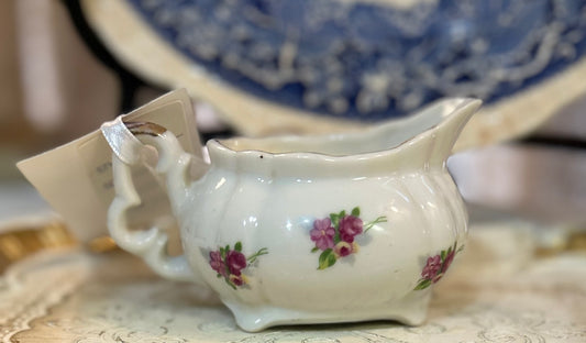 Ciels bleus “Blue Skies in vintage creamer with roses