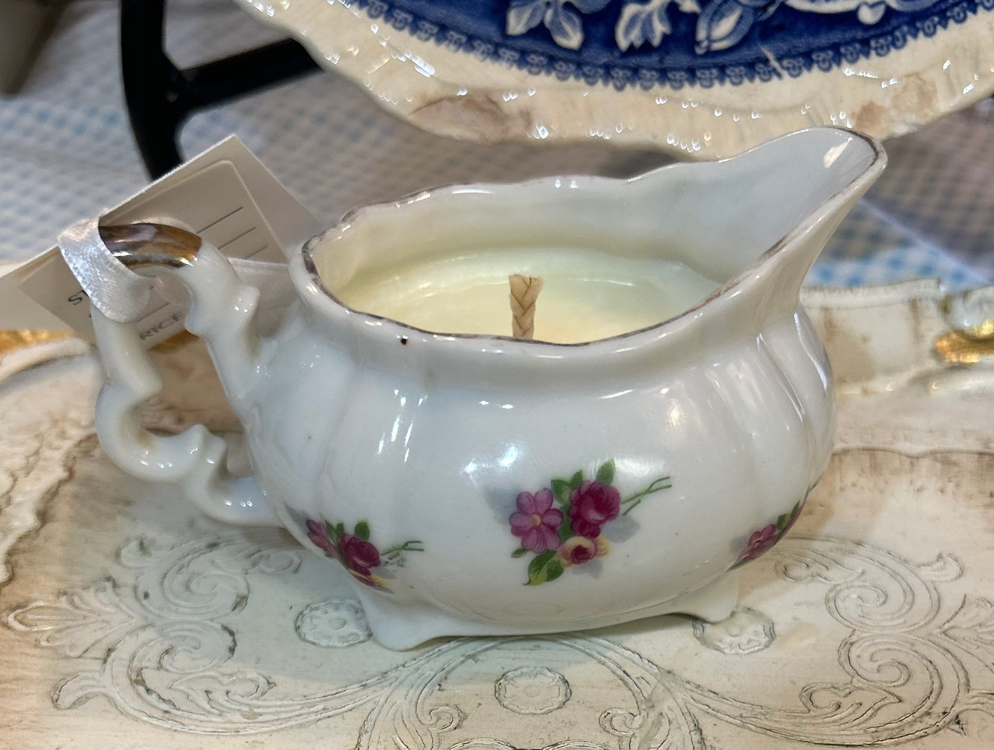 Ciels bleus “Blue Skies in vintage creamer with roses